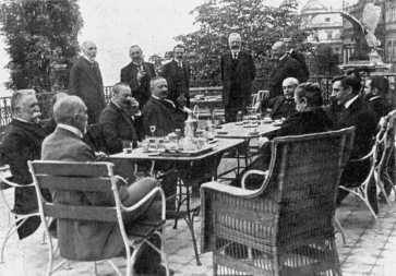 Miniszterek ebdje a Sndor-palota teraszn, 1904